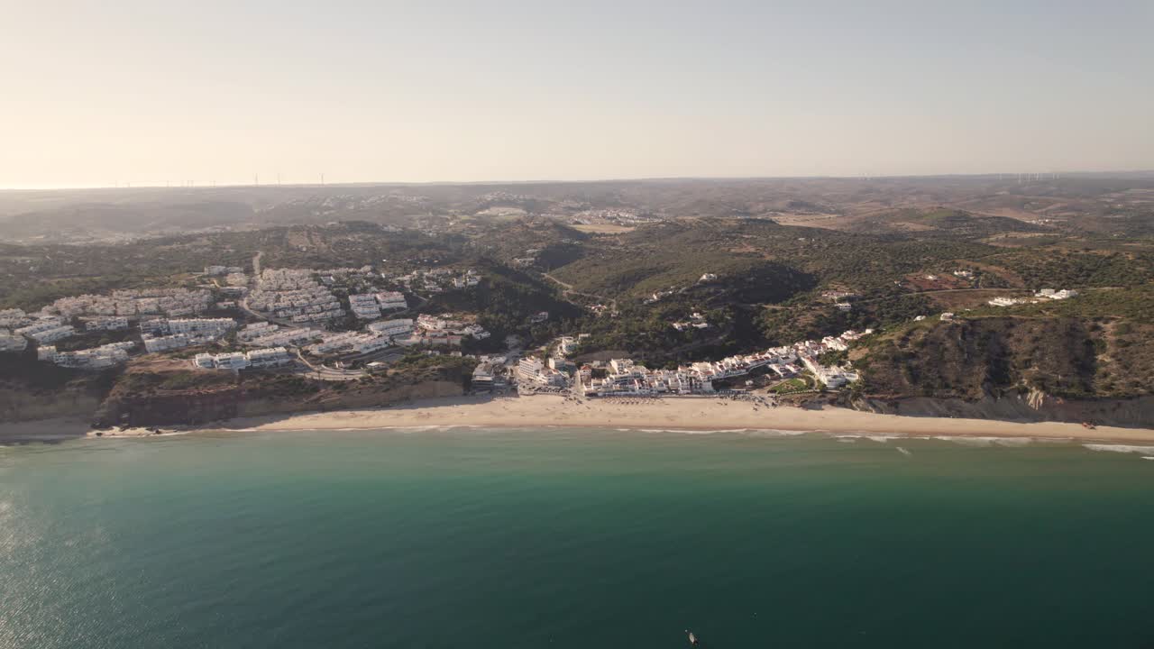dolly en vista aérea de una pequeña playa praia da salema algarve portugal