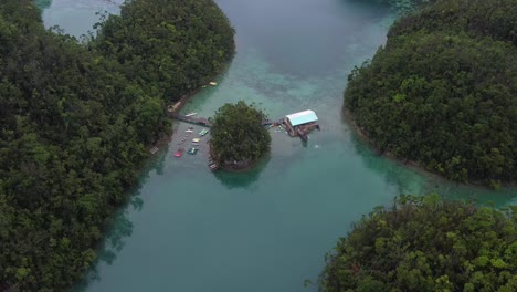 Touristen-Schwimmen-Und-Kajak-Fahren-In-Der-Pontonartigen-Lodge-Der-Sugba-Lagune-Auf-Der-Insel-Siargao