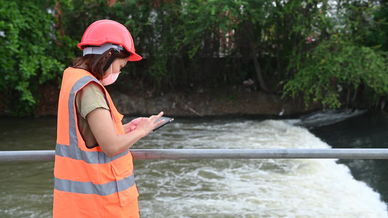 ingenieros ambientales trabajan en plantas de tratamiento de aguas residuales