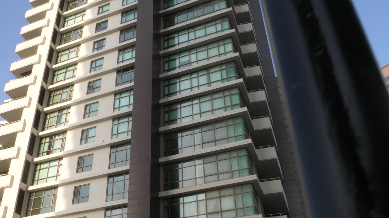 카라치, 파키스탄 - : 카라치 크레센트 베이에 위치한 emaar 주거용 아파트를 올려다봄