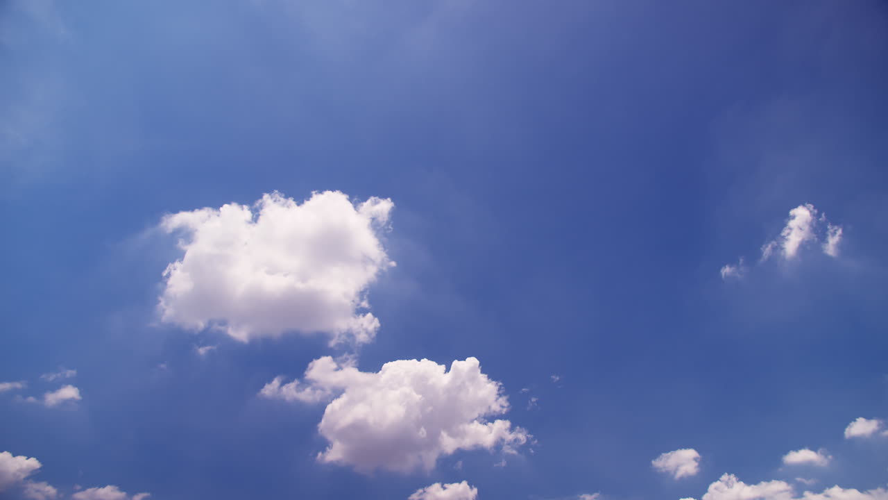 구름이 있는 아름다운 파란 하늘, 구름과 태양이 있는 파란 하늘