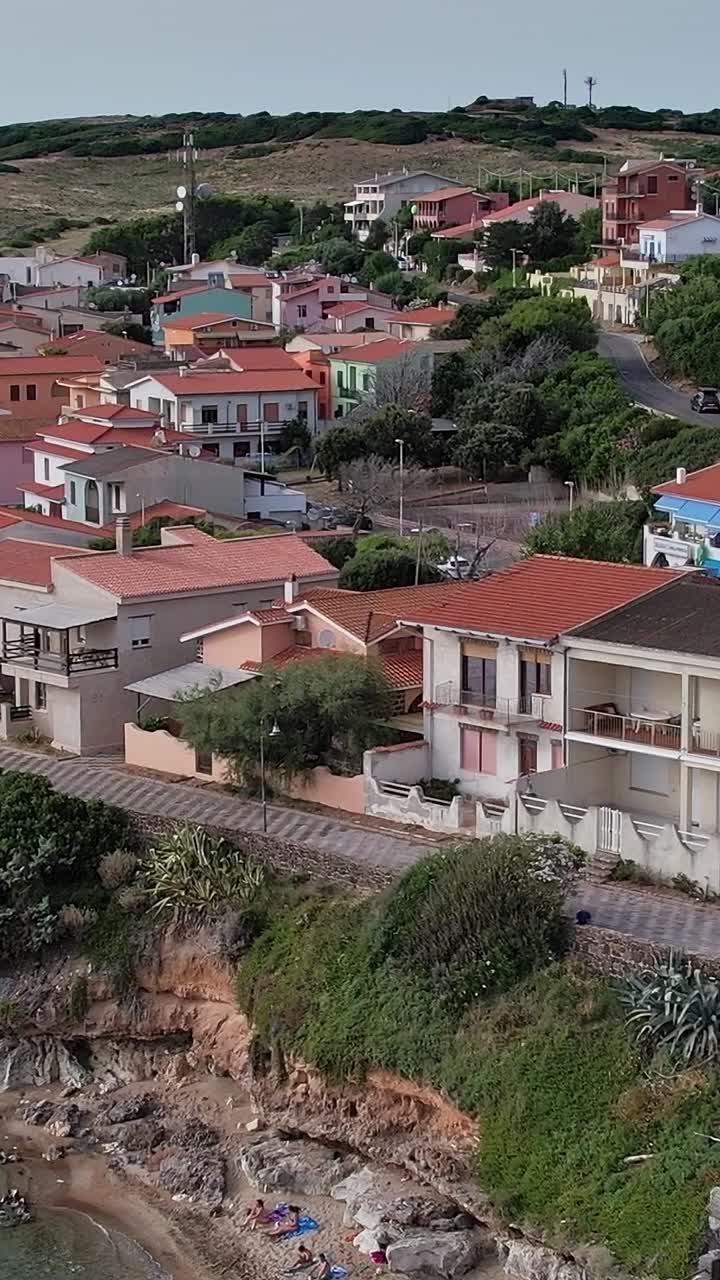 Visão geral de uma cidade costeira na Sardenha com casas e estradas
