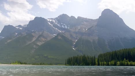 Schroffe-Kanadische-Rockies-Berggipfel-über-Rundle-Forebay-Reservoir