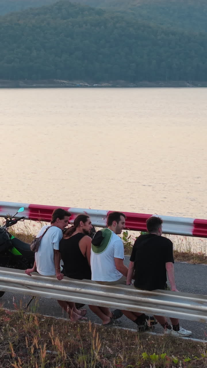 Sekelompok teman bersantai di tepi danau
