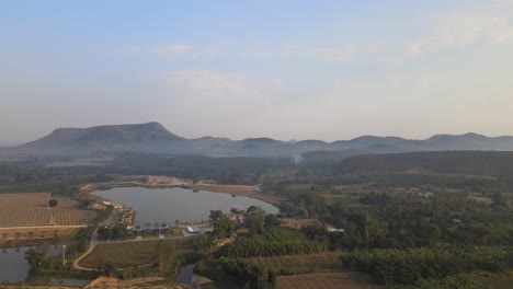 泰國一個湖泊的空中<unk>景,背景是度假村和山區