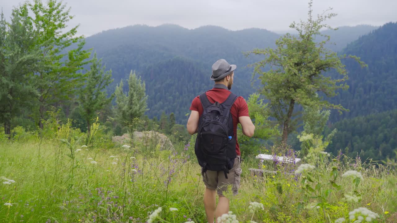 joven de excursión, libre y feliz.