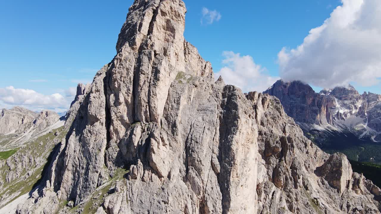 Primo piano aereo delle ripide scogliere montuose nelle Dolomiti italiane