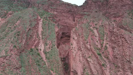 Garganta-Del-Diablo,-Formación-Natural-De-Roca-Sedimentaria-Rojiza,-Provincia-De-Salta,-Argentina