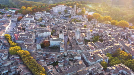 Increíble-Vista-Aérea-De-La-Mañana-Sobre-El-Departamento-De-Uzès-Gard,-Ciudad-Romana-De-Gallo,-Francia