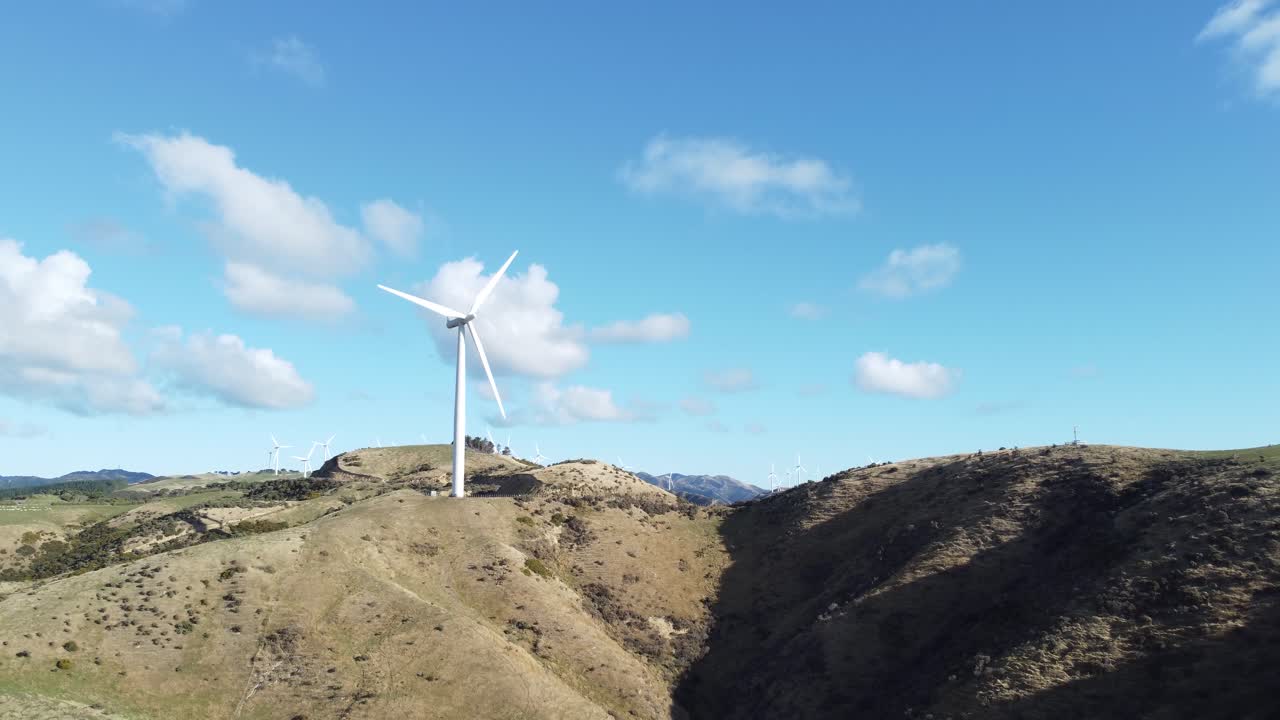 volando lejos de una sola turbina eólica en un parque eólico