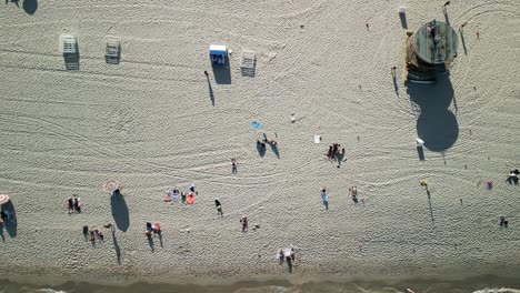 Antena-De-Arriba-Hacia-Abajo-Miami-South-Beach-Florida-Olas-En-Una-Playa-Tropical-Blanca-Y-Una-Torre-De-Salvavidas