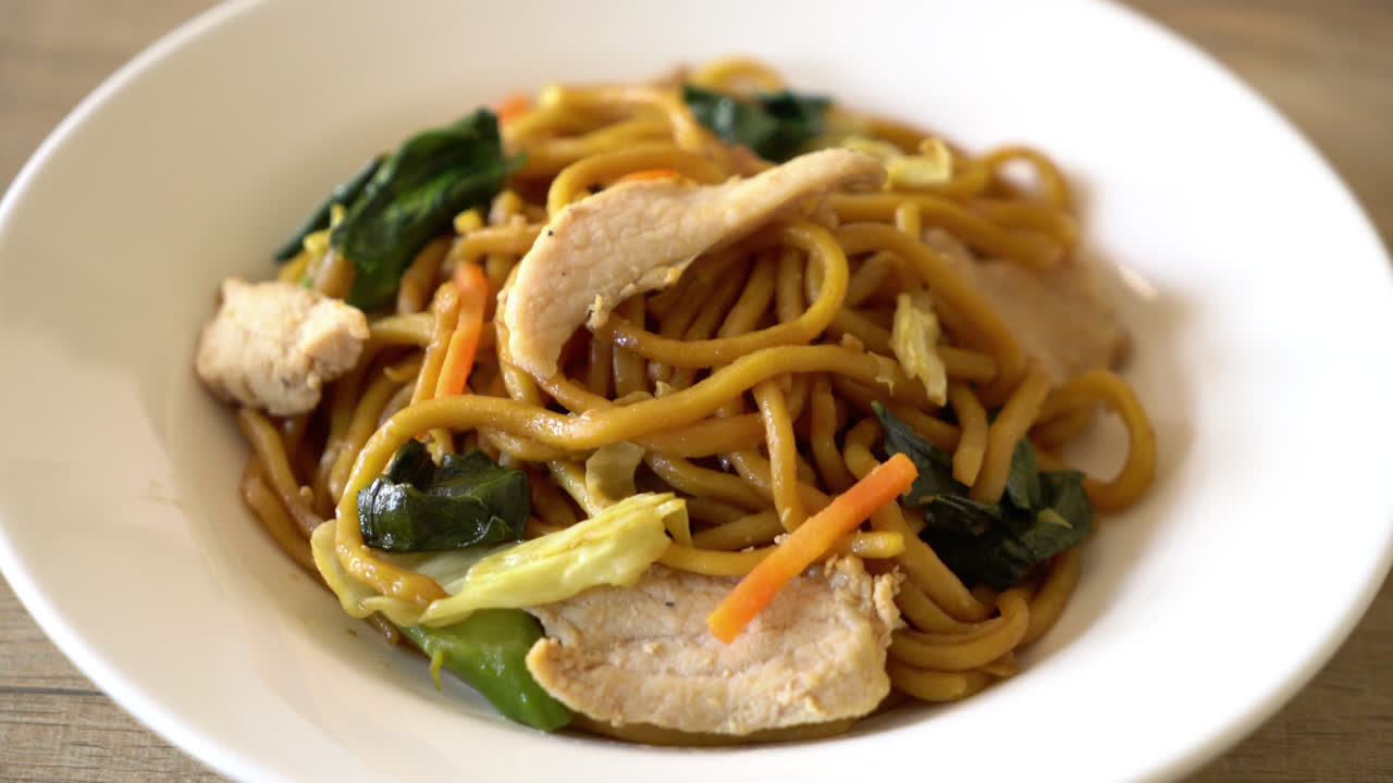 fideos yakisoba salteados con pollo