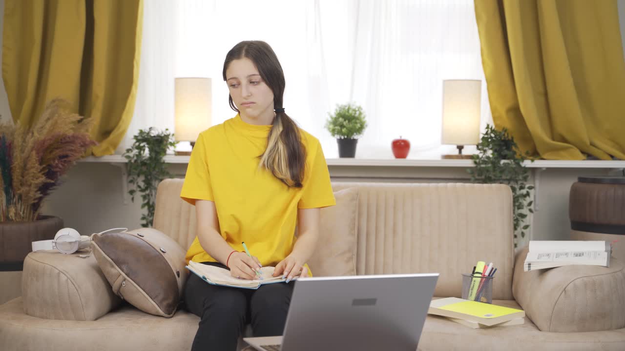 나쁜 순간을 기억하는 여학생.