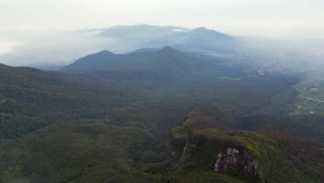 valles y bosques fluyen por las laderas del volcán gunung gede en java occidental
