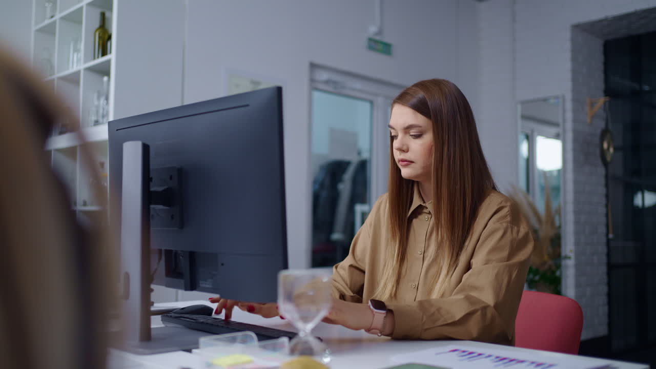 mujer trabajando en un escritorio en una oficina