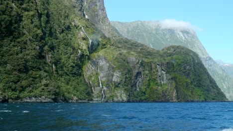 La-Vista-Panorámica-Captura-Cascadas,-Creando-Una-Escena-Fascinante-En-El-Pintoresco-Paisaje-De-Milford-Sound.