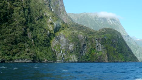 la vista panorámica captura cascadas de agua, creando una escena hipnotizante en el pintoresco paisaje de milford sound
