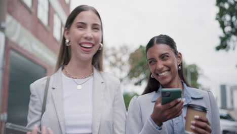 Negocios,-Amigos-Y-Teléfono-En-La-Ciudad-Con-Mujeres.