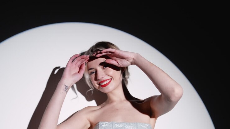 donna elegante con un vestito d'argento