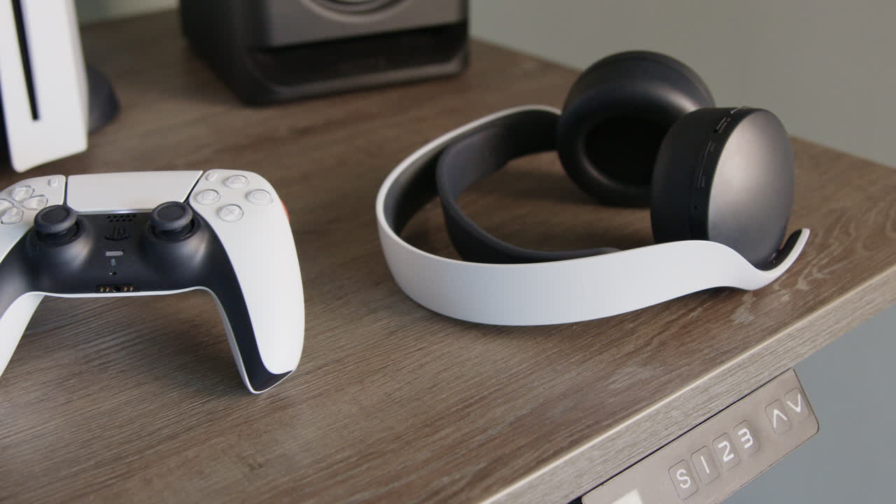 controlador ps5 en la tarde, panorámico rápido