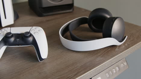 PS5 Controller in the afternoon, Fast pan Wide