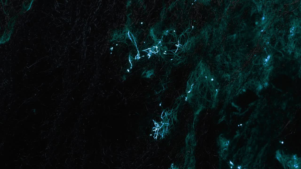 una rápida explosión de energía azul desencadena una reacción en cadena de chispas azules que atraviesan toda la escena y queman material en el camino.