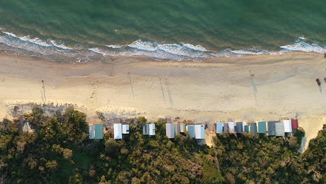 Pase-Aéreo-Suave-Sobre-La-Playa-De-Mornington-Mostrando-Cajas-De-Playa-De-Verano-Al-Atardecer