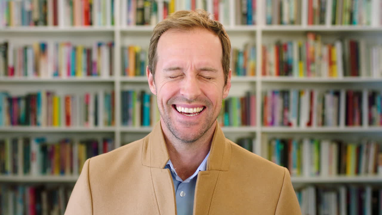 retrato de un maestro riendo mostrando una diversión