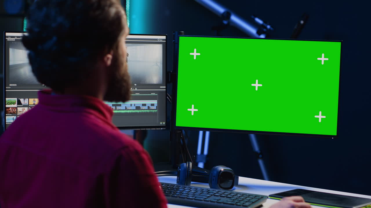 freelancer che usa strumenti di editing su chroma key pc, taglia filmati
