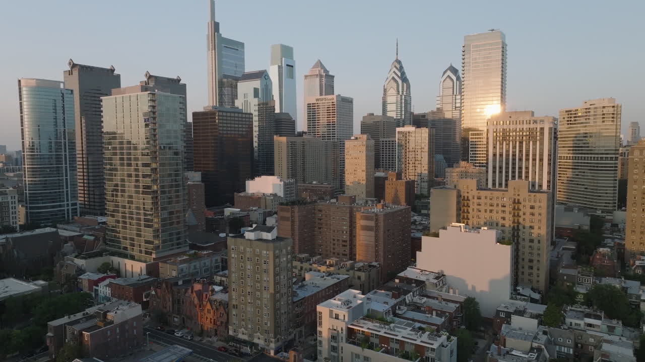 Vista aerea del centro di Philadelphia al crepuscolo. Ripresa in una sera d'estate