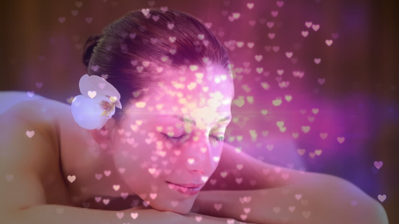 mujer acostada en una mesa de masaje