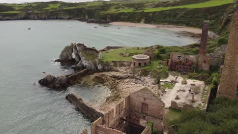 Vista-Aérea-De-Porth-Wen-Edificio-De-Fábrica-De-Ladrillo-Industrial-Victoriano-Abandonado-Permanece-En-La-Costa-Erosionada-De-Anglesey