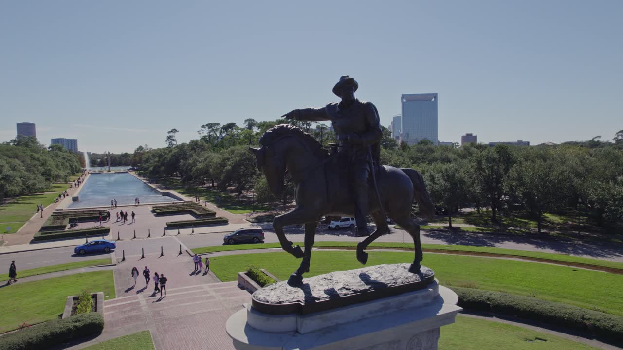 Aerea - Primo piano della Statua di Sam Houston con traffico e persone - Houston, TX