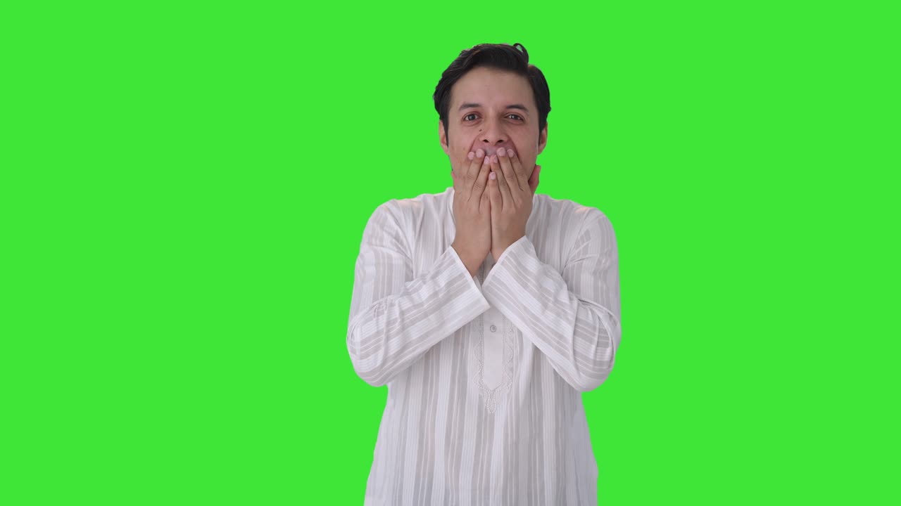 hombre indio feliz recibiendo una pantalla verde sorpresa