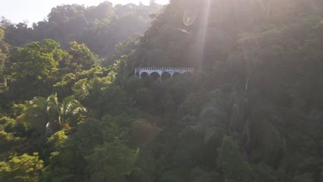 Viejo-Y-Abandonado-Hotel-El-Miro-En-La-Exuberante-Ladera-De-La-Montaña-Cerca-De-Jaco-En-La-Costa-Pacífica-Central-De-Costa-Rica