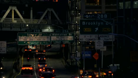 verkehr bewegt sich nachts auf einem new yorker freeway