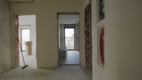 fotografía de seguimiento del sitio de construcción, a través de diferentes habitaciones