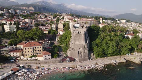 Fortaleza-Histórica-De-Forte-Mare-En-La-Playa-De-Herceg-Novi,-Montenegro