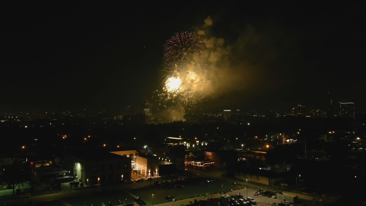 antena de fuegos artificiales del 4 de julio en houston por la noche