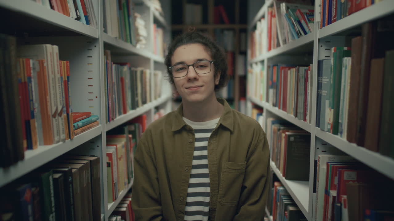 retrato de un joven de la generación z entre las estanterías de la biblioteca