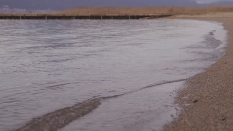 mal tiempo en la playa en cámara lenta