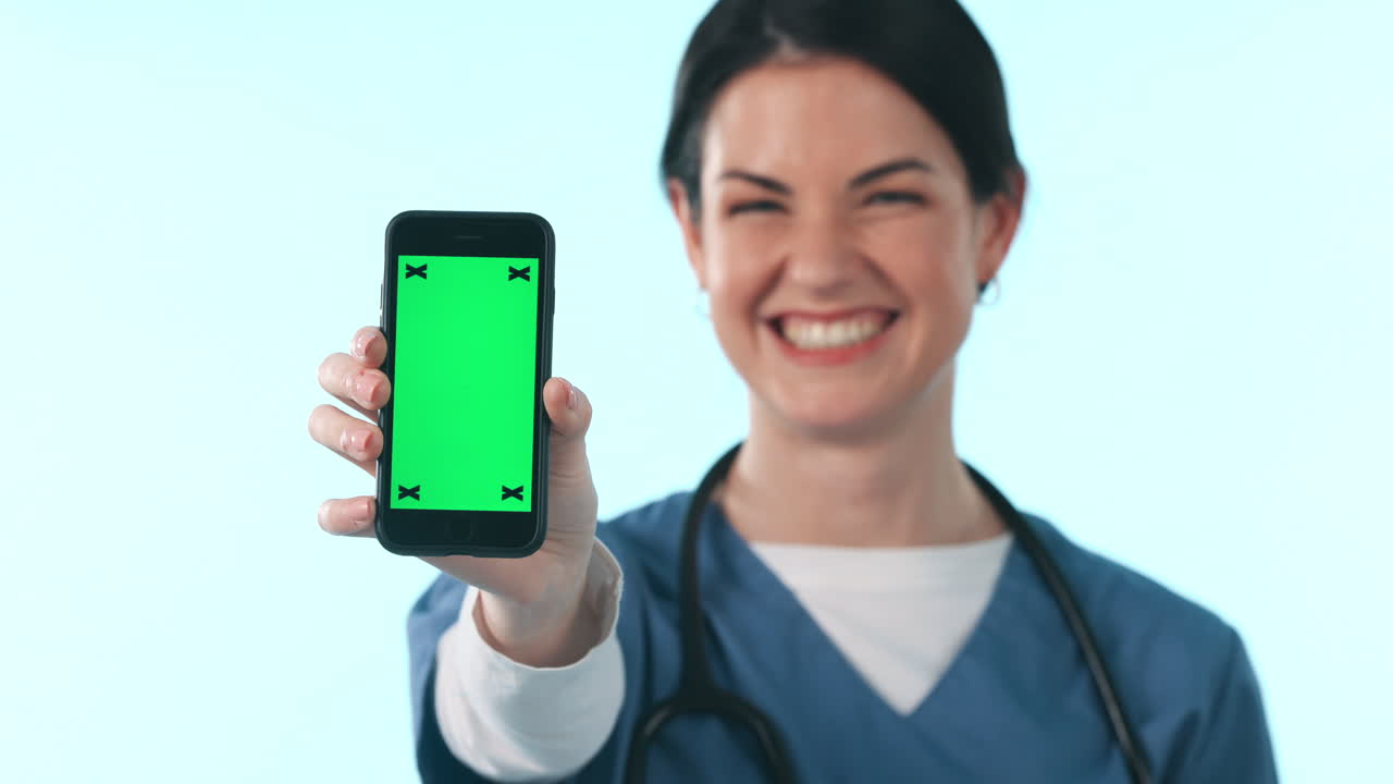 Teléfono con pantalla verde, mujer feliz
