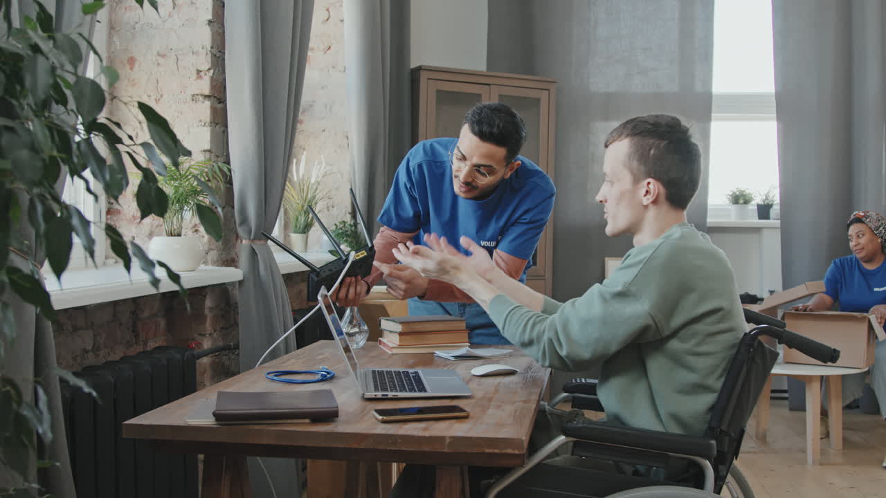 configuración de un router wi-fi para un hombre con discapacidad