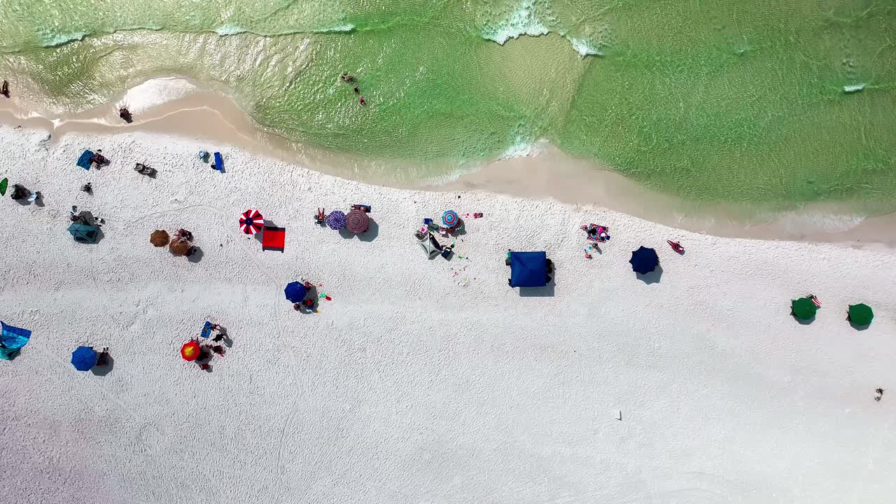 운명 가까이 가 트럭 왼쪽 직선 아래 공중 드론  ⁇ 의  ⁇  모래 해변과 멕시코 만의 에메랄드 녹색 물