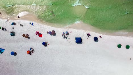 Destin,-Florida,-Nahaufnahme,-LKW-Fahrt-Nach-Links,-Geradeaus,-Drohnenaufnahme-Des-Weißen-Sandstrandes-Und-Des-Smaragdgrünen-Wassers-Des-Golfs-Von-Mexiko