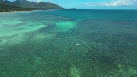 Drohne,-Die-Sich-Tagsüber-Auf-Kitesurfer-Am-Koh-Phangan-Paradise-Beach-In-Thailand-Konzentriert