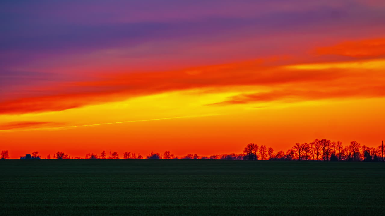실루 에 있는 풍경 위 에 활기찬 오렌지색 해가 지는 것 - 흐르는 구름 풍경 시간 간격