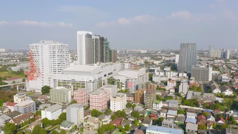 vista aérea del horizonte del centro de nonthaburi, tailandia. distrito financiero y centros comerciales en la ciudad urbana inteligente de asia. rascacielos y edificios de gran altura.