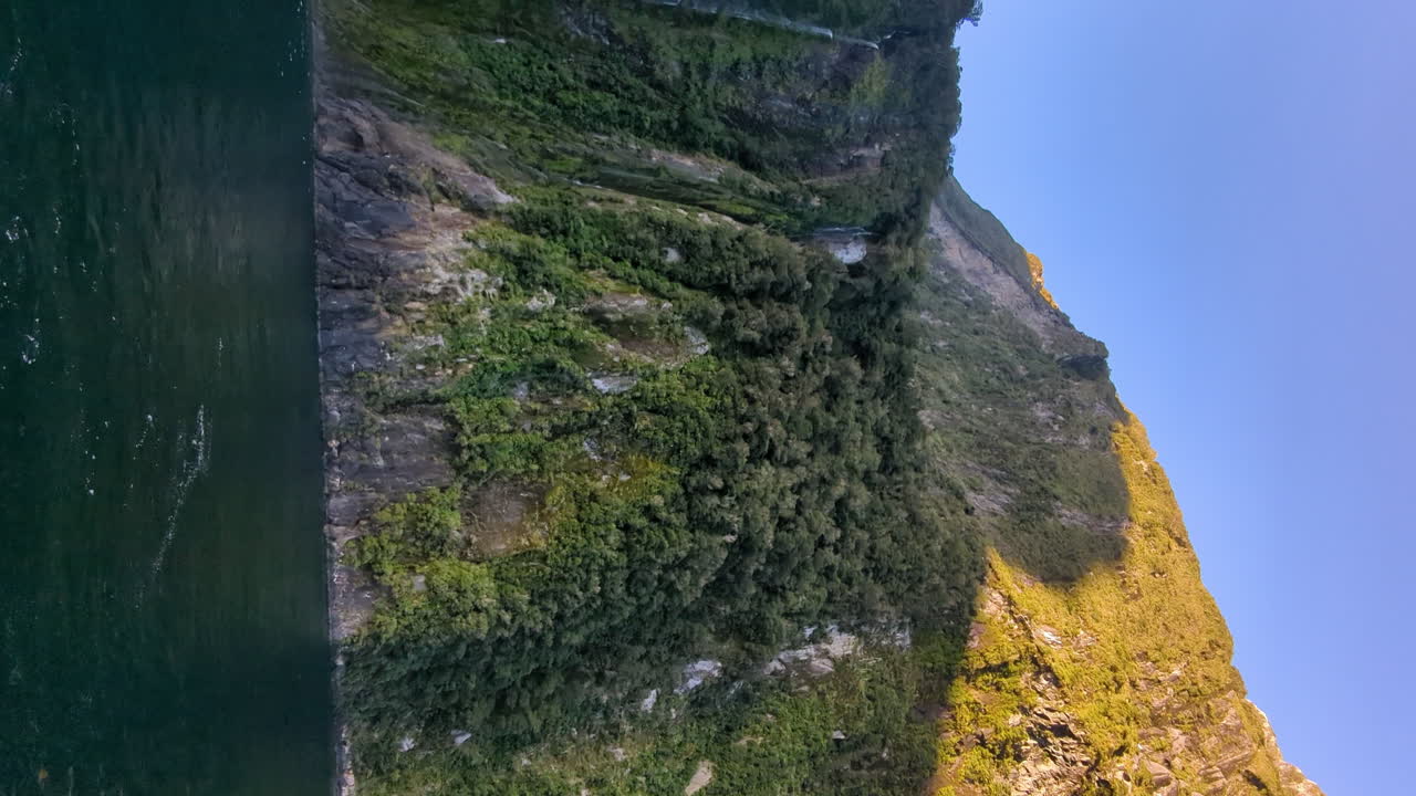 stirling cae en el sonido de milford, pan vertical de video a la izquierda