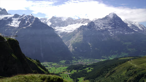 Grindelwald-Dorf-Mit-Berglandschaft-In-Der-Schweiz